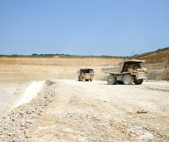 Camion benne de carrieres aube